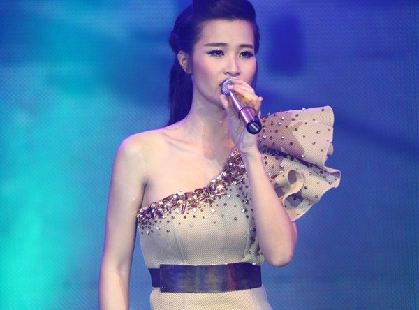 Dong Nhi bat ngo gap su co tren san khau hinh anh