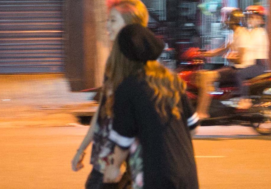 Chi Pu va 'nguoi tinh tin don' nam tay nhau di choi khuya hinh anh