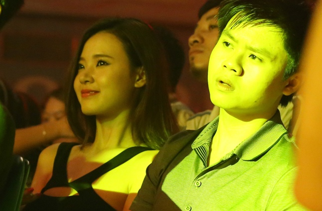 Midu cong khai cung ban trai thieu gia di xem ca nhac hinh anh