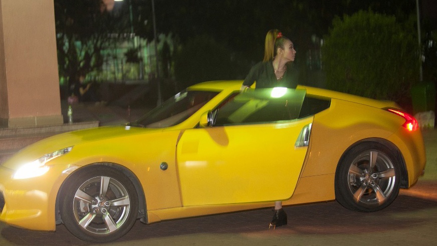 Ngan Khanh tau xe doc 2 cua mau vang bac ty hinh anh