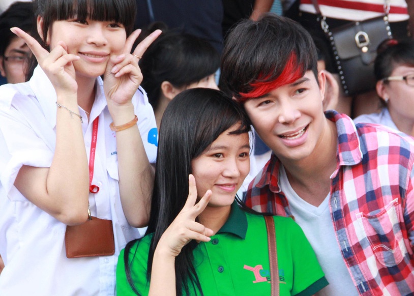Nathan Lee gay nao loan truong dai hoc hinh anh