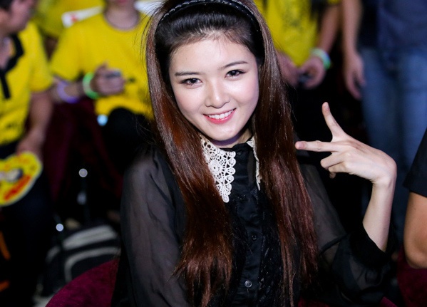 Ban gai hot girl cua Bui Anh Tuan xinh dep di nghe hat hinh anh