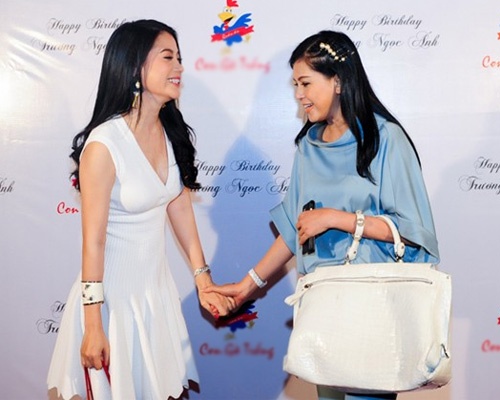 Me chong Ha Tang mang qua hang hieu tang Truong Ngoc Anh hinh anh