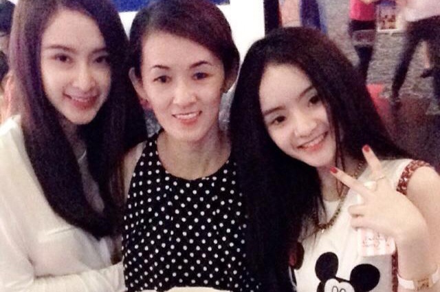 Chi em Angela Phuong Trinh dien mot khong quan dan me di an hinh anh