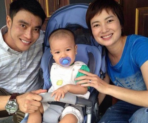 Thuy Vinh lan dau khoe anh hanh phuc ben chong con hinh anh