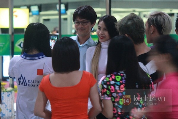 Thuy Tien bi vay kin o san bay khi sang Nhat tham Cong Vinh hinh anh