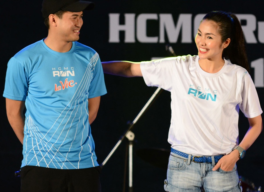Tang Thanh Ha khoac vai em chong tren san khau hinh anh