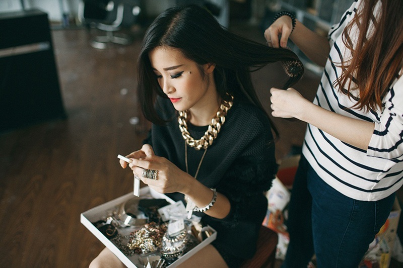 Dong Nhi duoc cham soc tan tinh trong hau truong chup anh hinh anh