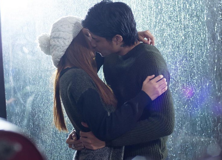 Chi Pu hon dam duoi 'nguoi yeu' trong MV moi hinh anh