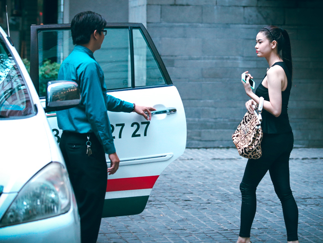 Truong Quynh Anh xuat hien 'gay nhom' tren pho hinh anh