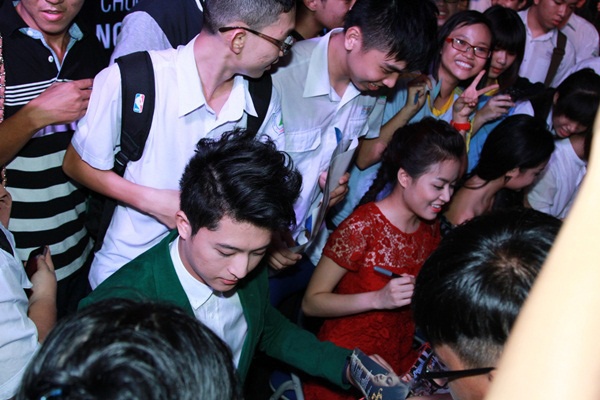 Hoang Thuy Linh va 'ban trai' hot boy giua vong vay cac fan hinh anh