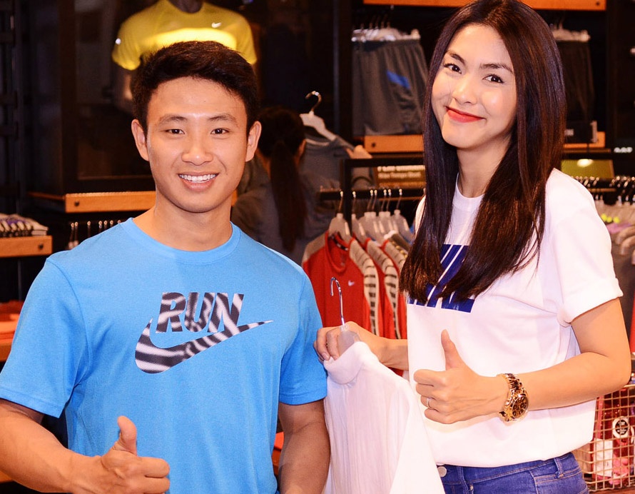 Ha Tang dua Running Man Vu Xuan Tien di mua quan ao hinh anh