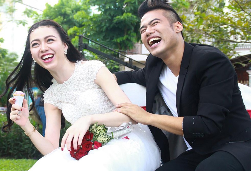 Vu Hoang Diep mac vay cuoi cuoi motor khung cho ban trai hinh anh