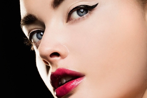 Makeup mat dep cho mua le hoi hinh anh