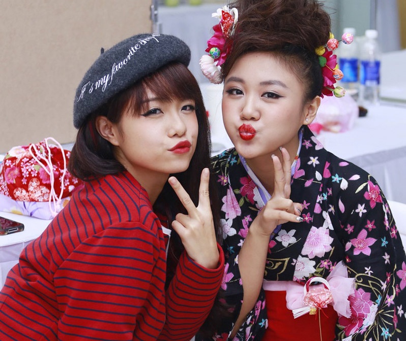 Van Mai Huong va Thai Trinh mac lech tong tren san khau hinh anh