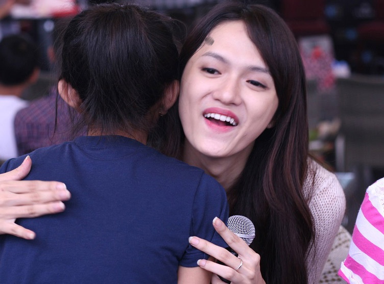 Huong Giang Idol lo mat moc nhot nhat trong tiec sinh nhat hinh anh