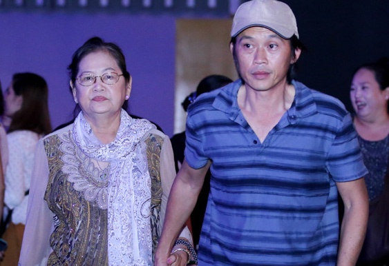 Hoai Linh tuoi roi dan nguoi than di xem show Van Son hinh anh