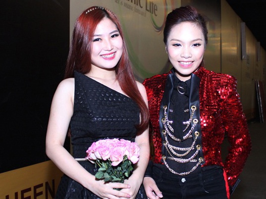 Vu Thao My khong lep ve khi song ca cung Huong Tram hinh anh