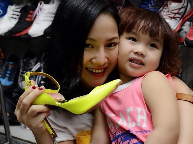 Vo cu va con gai Thanh Trung le loi don Noel hinh anh