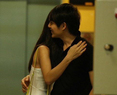 Dong Nhi - Ong Cao Thang au yem nhau duoi ham gui xe hinh anh