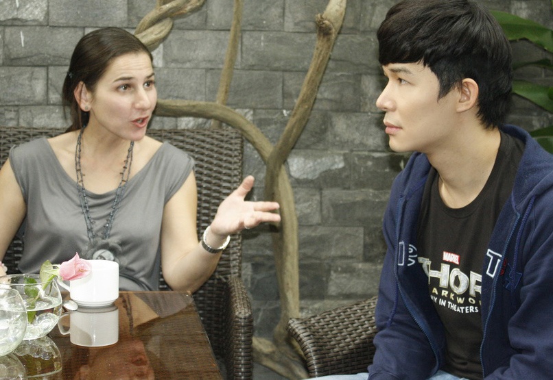 Giao vien thanh nhac noi gian vi Nathan Lee hat kem hinh anh