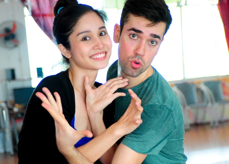Vo Phan Thanh Binh than thiet voi ban nhay dep trai hinh anh
