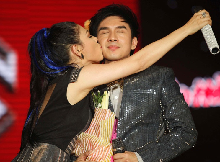 Clip Thanh Thao bat ngo hon Dan Truong hinh anh