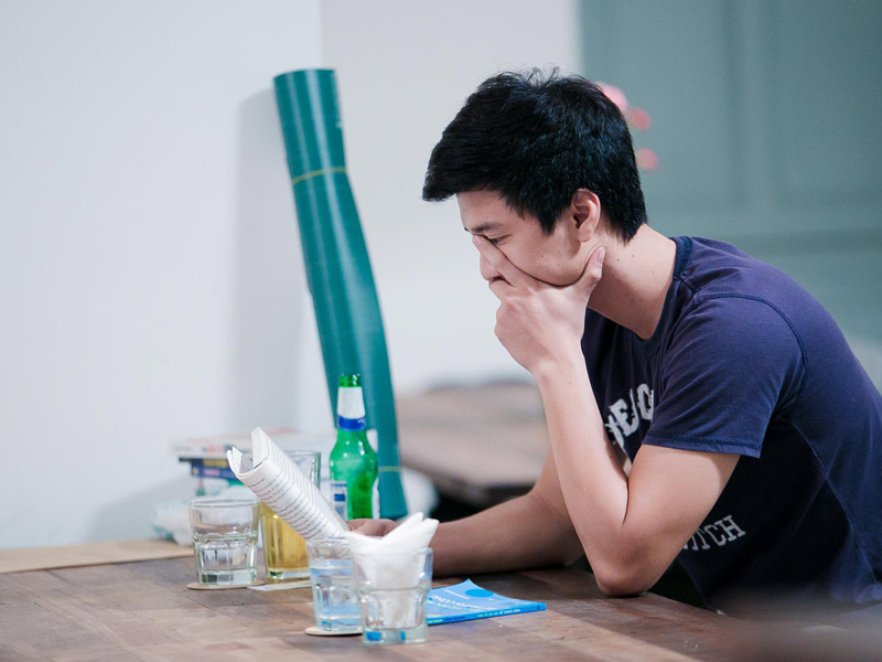 Huynh Anh doc sach, uong bia sau chia tay Ky Han hinh anh