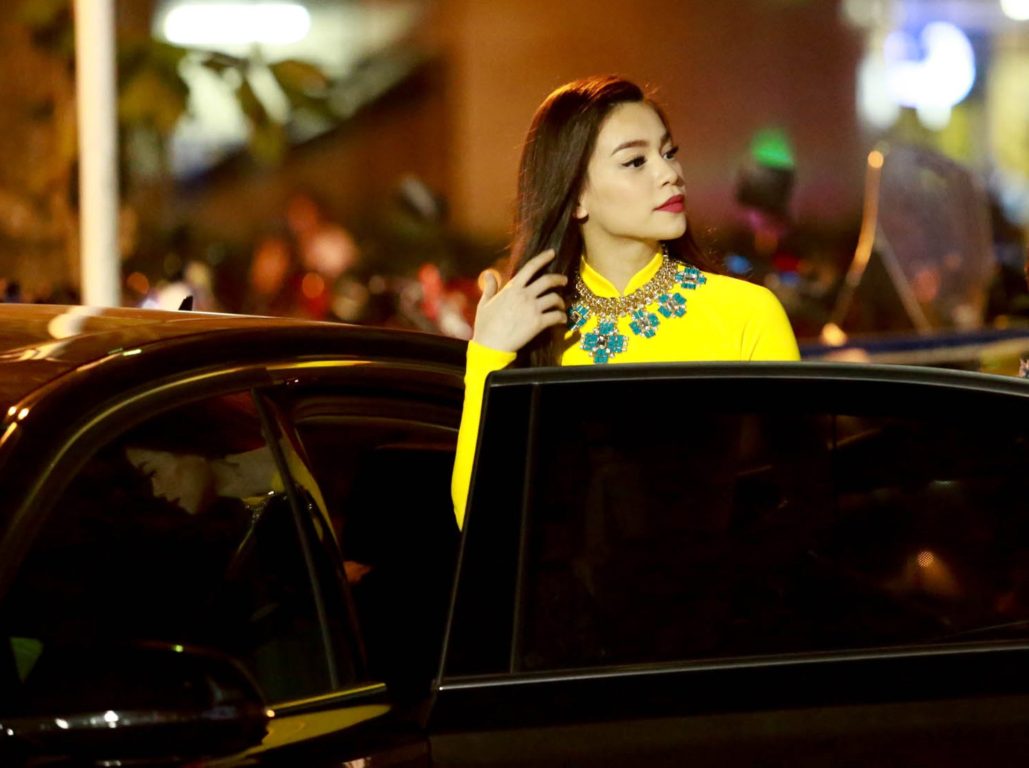 Ho Ngoc Ha dien ao dai vang noi bat tren pho hinh anh