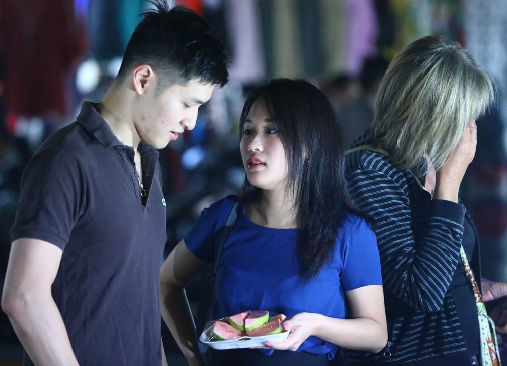 Diem Hang va nguoi yeu dien trai di choi dem o Sai Gon hinh anh