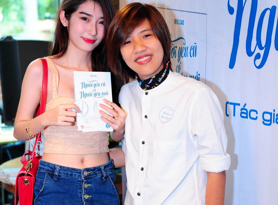 Khong Tu Quynh dien ao ho eo, mot minh di su kien hinh anh