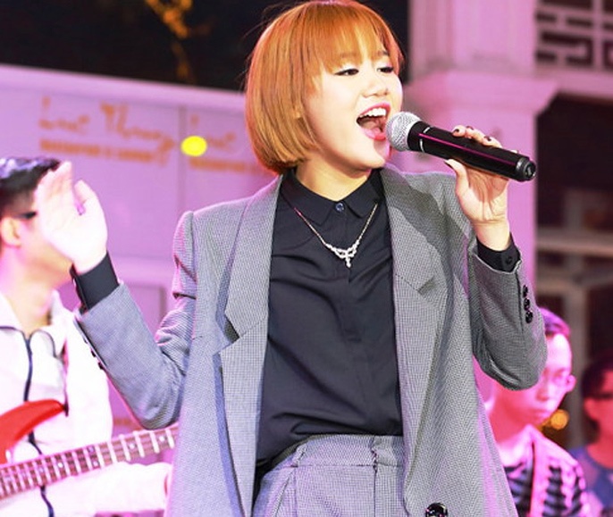 Van Mai Huong hoi ha chay show truoc Tet hinh anh