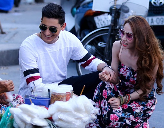 Ngan Khanh dan trai Tay mua banh trang tren pho Tet hinh anh