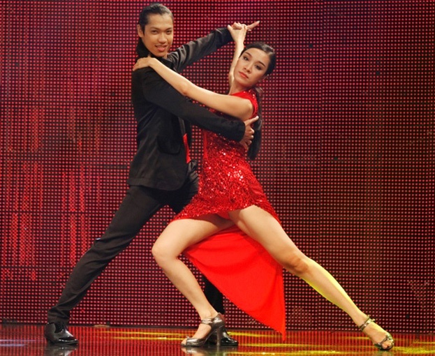 Minh Thu gap su co voi vay xe cao tren san khau Tet hinh anh