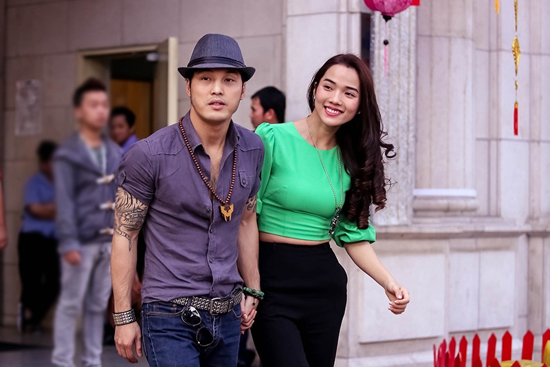 Ung Hoang Phuc nam tay Kim Cuong dao pho Tet hinh anh