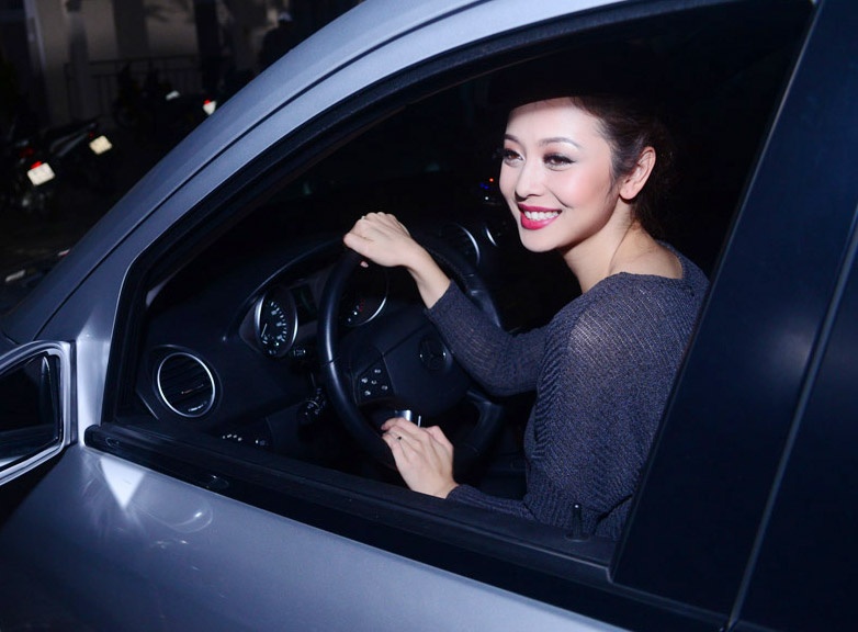 Jennifer Pham tu lai xe ve luc nua dem hinh anh