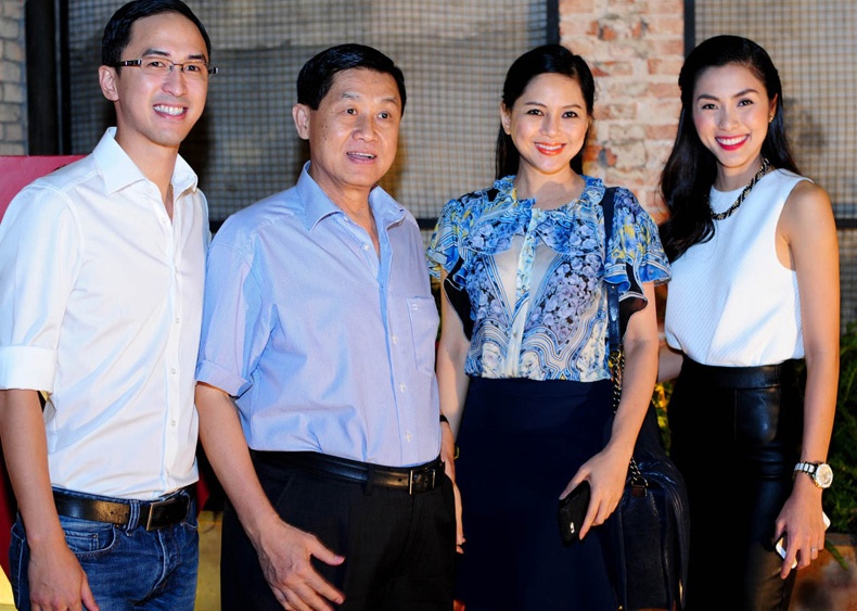 Ha Tang rang ngoi don khach ben bo me chong hinh anh