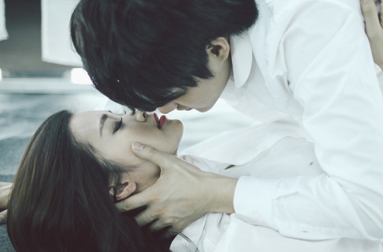 Dong Nhi va Ong Cao Thang khoa moi cuong nhiet trong MV moi hinh anh