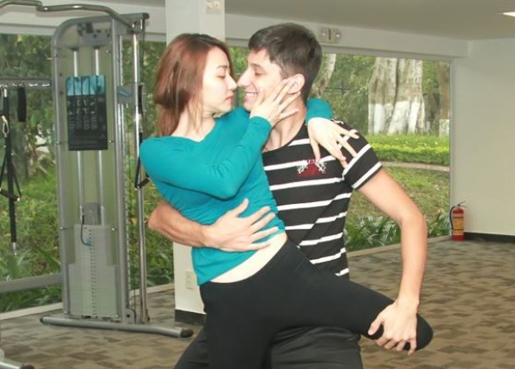 Ngan Khanh va ban nhay suyt cham moi tren san tap hinh anh