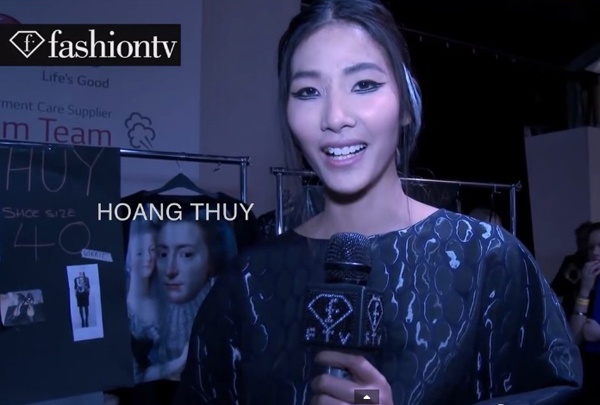 Hoang Thuy tra loi phong van tren FashionTV hinh anh