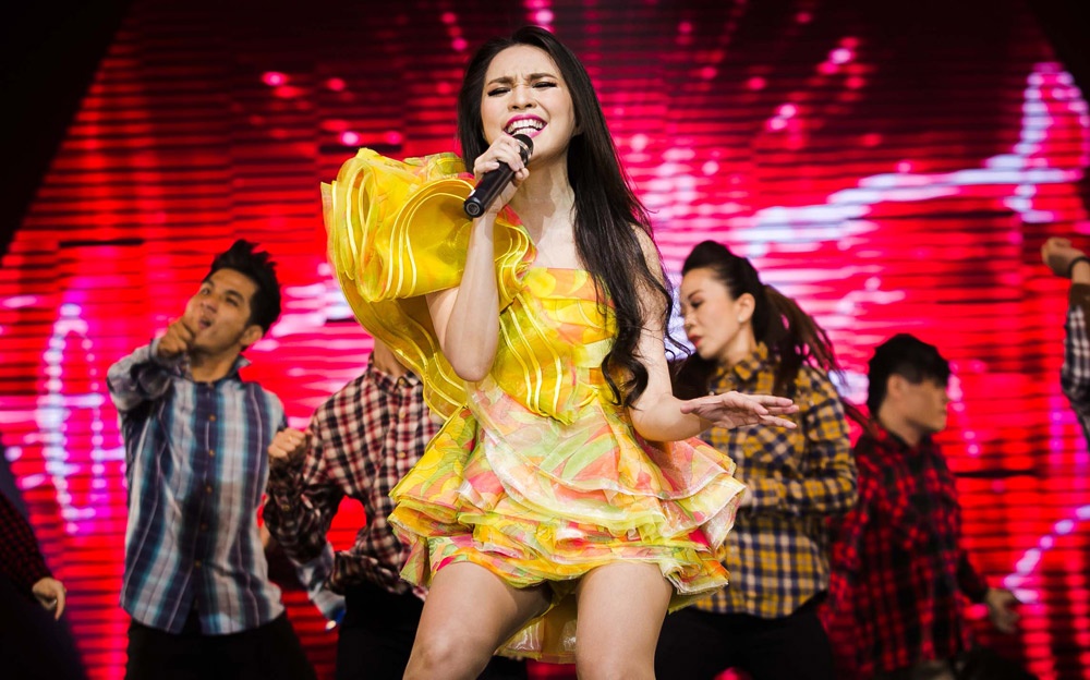 Hien Thuc thay 5 bo vay ao goi cam tren san khau liveshow hinh anh