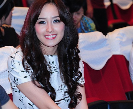 Mai Phuong Thuy gian di den co vu ban than Hoang Thuy Linh hinh anh