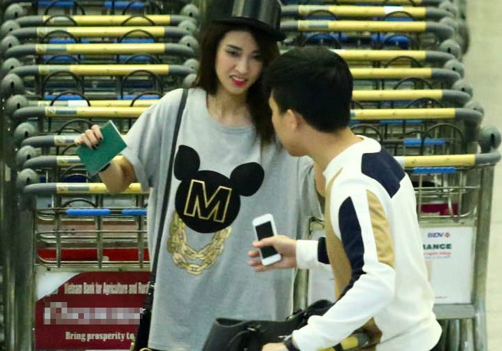 Tran Thanh cham soc ban gai tan tinh o san bay hinh anh