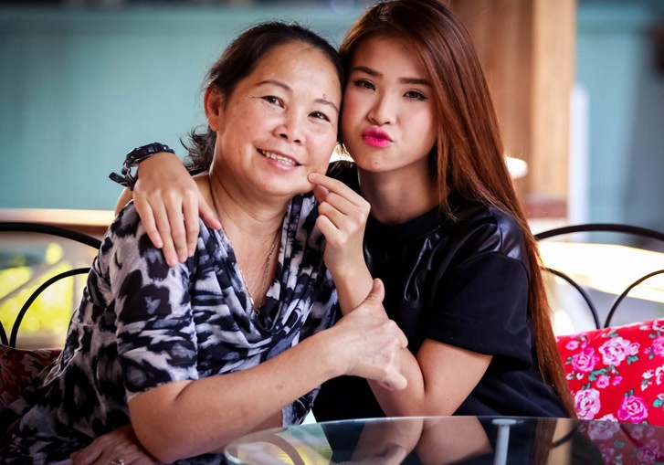 Khoanh khac doi thuong cua Khoi My ben me hinh anh