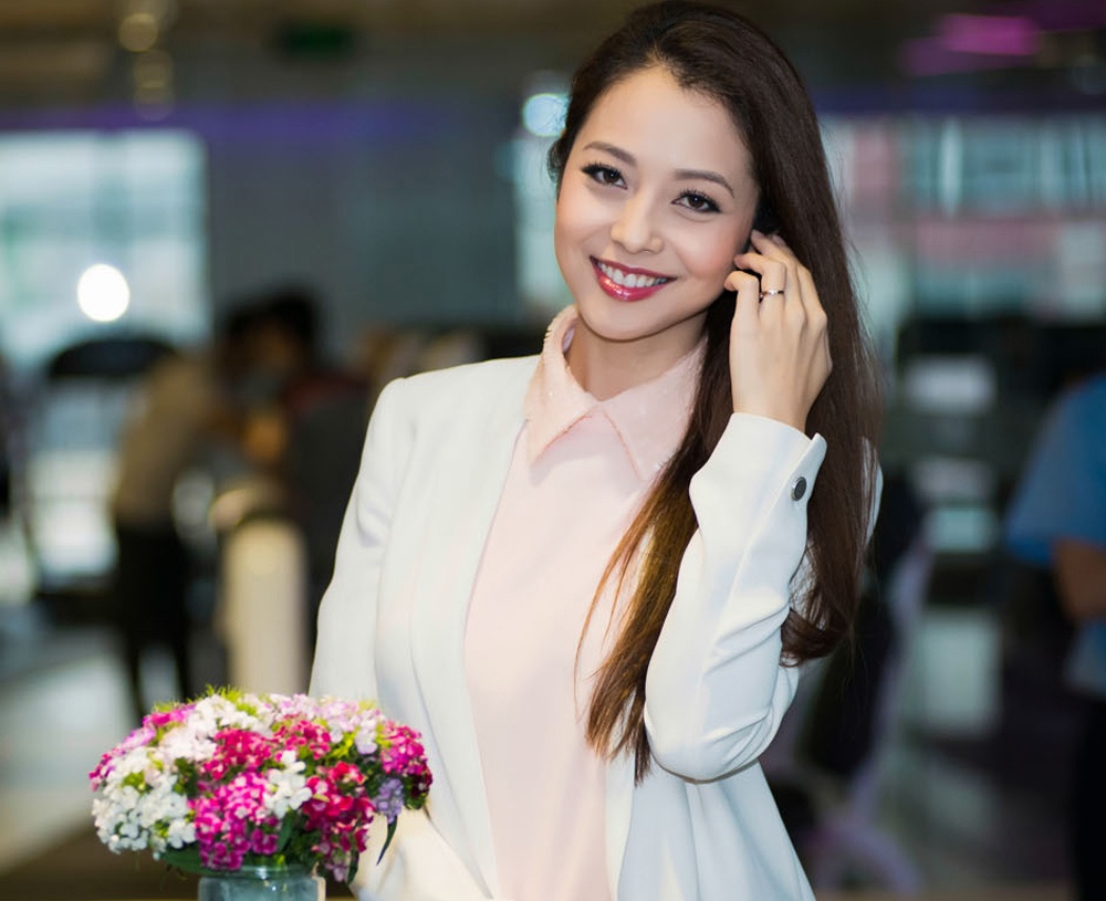 Jennifer Pham thanh lich khi dien do cong so hinh anh