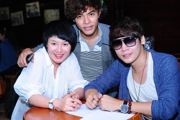 Thu Phuong xuat hien vui ve mac ban gai Thanh Trung noi xau hinh anh