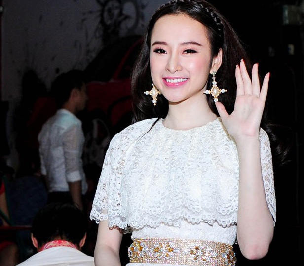Angela Phuong Trinh dong cua quan bar vi e am, thua lo hinh anh