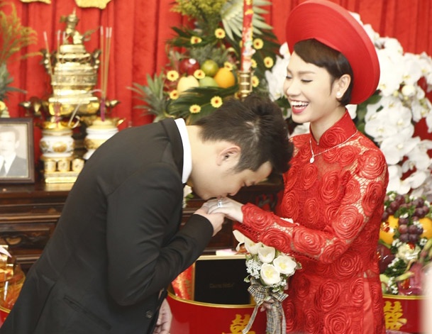 Chong dai gia cui nguoi cau hon Tra My trong le ruoc dau hinh anh