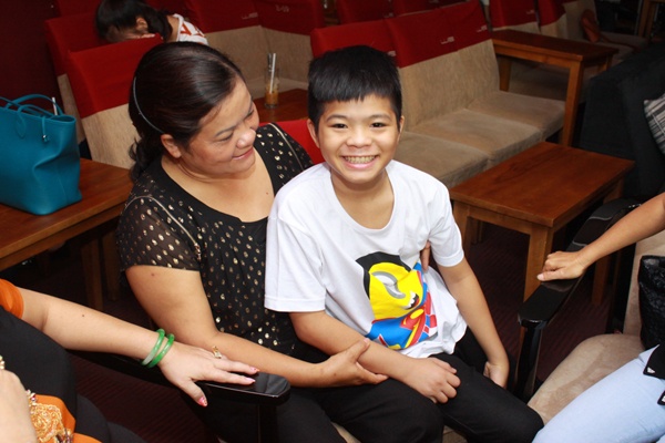 Mẹ Quang Anh tạm nghỉ công việc của một nhân viên vệ sinh vài ngày để vào Sài Gòn đón con trai trở về nhà sau hơn 3 tháng xa gia đình. Cô luôn đứng sau con trai, ủng hộ cậu bé phát triển tài năng. Tối qua, khi xuất hiện trên sân khấu, cô đã không kìm được nước mắt ôm lấy con trai bé bỏng. 