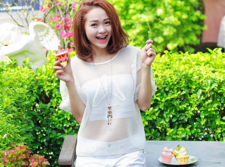 Minh Hang goi cam voi ao luoi xuyen thau hinh anh